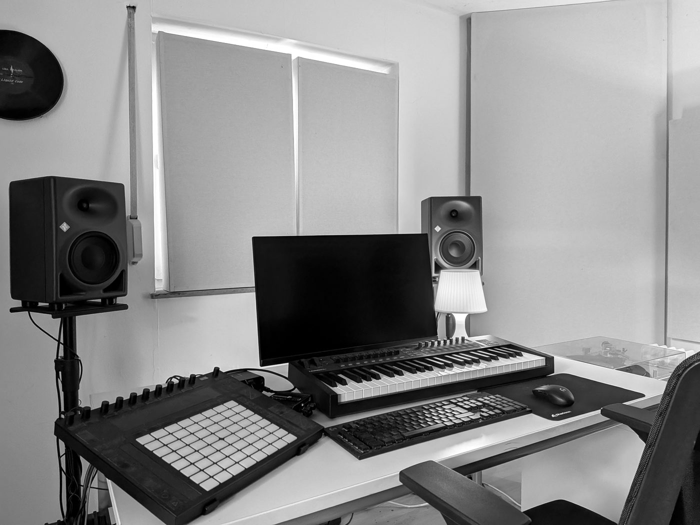 Arbeitsplatz im Studio mit Ableton Push, Keyboard, Monitor und Neumann-Abhöre